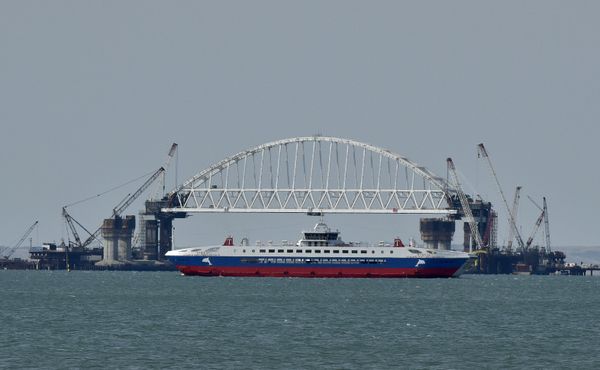 Установка железнодорожной арки моста через Керченский пролив на фарватерные опоры