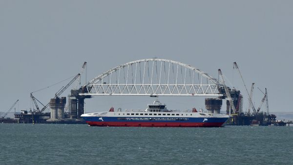 Установка железнодорожной арки моста через Керченский пролив на фарватерные опоры Установка железнодорожной арки моста через Керченский пролив на фарватерные опоры