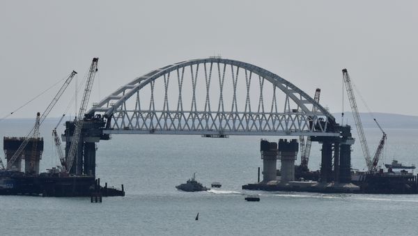 Установка железнодорожной арки моста через Керченский пролив на фарватерные опоры