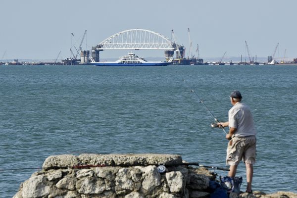 Железнодорожная арка строящегося моста через Керченский пролив, поднятая до проектной высоты.