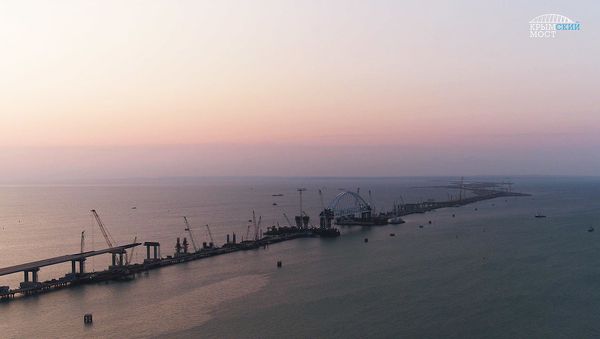 Установка железнодорожной арки моста через Керченский пролив на рассвете