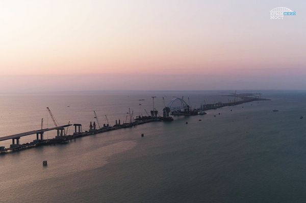 Установка железнодорожной арки моста через Керченский пролив на рассвете