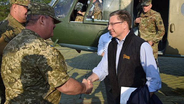 Спецпредставитель США по Украине Курт Волкер на Донбассе. Архивное фото