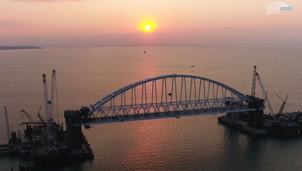 Завершена морская операция по установке железнодорожной арки Крымского моста