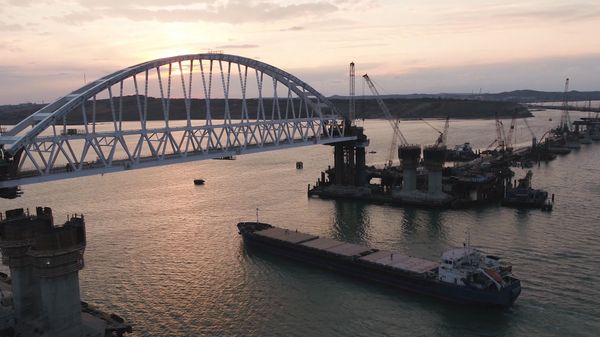 Первый корабль прошел под железнодорожной аркой Крымского моста