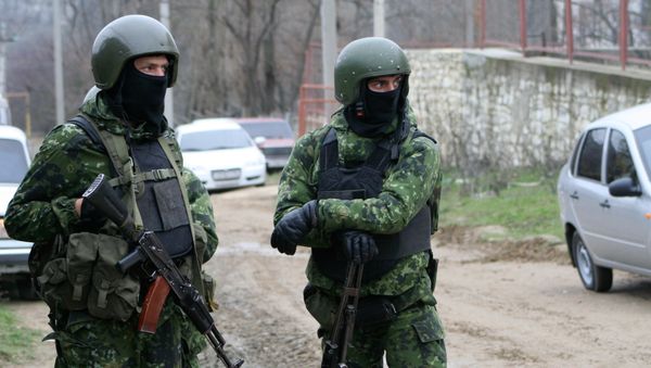 Сотрудники правоохранительных органов во время спецоперации в Дагестане