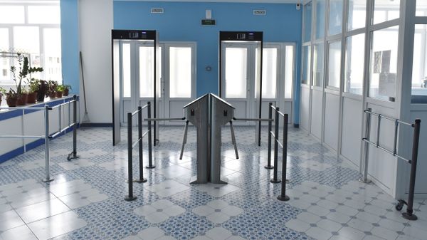 Центральный вход в общеобразовательную среднюю школу №44 в микрорайоне Фонтаны в Симферополе