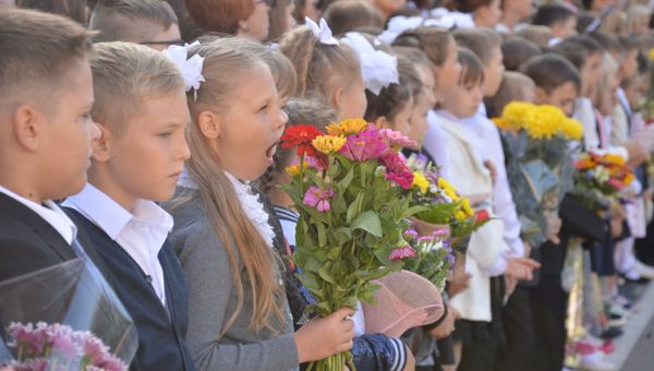 Праздничная линейка 1 сентября в гимназии №1 им. К.Д. Ушинского в Симферополе. Архивное фото