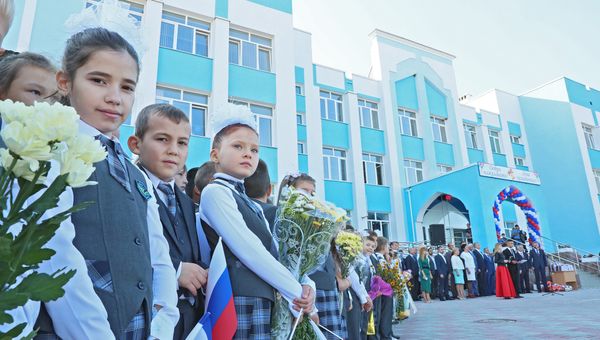 Праздничная линейка в школе №44 в симферопольском микрорайоне Фонтаны Праздничная линейка в школе №44 в симферопольском микрорайоне Фонтаны