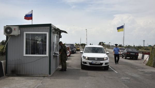 Автомобили на пункте пропуска на границе России и Украины. Архивное фото