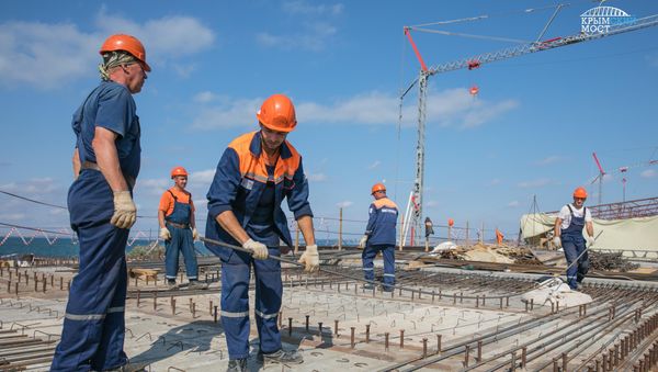 Студенты на строительстве моста через Керченский пролив