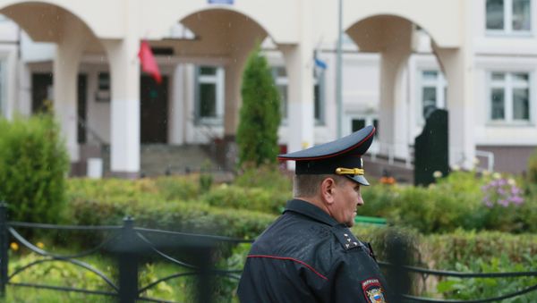 Сотрудник правоохранительных органов у здания школы №1 в Ивантеевке Московской области, где подросток открыл стрельбу. 5 сентября 2017