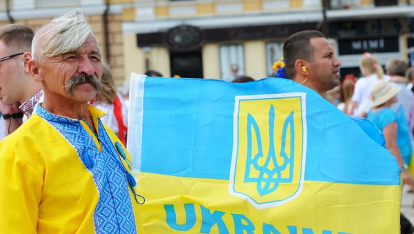 Люди в вышиванках и с украинским флагом. Архивное фото