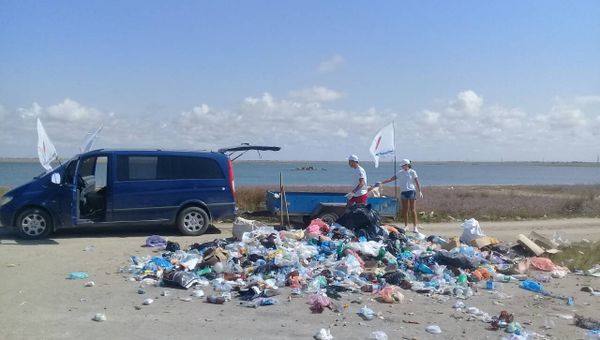 Активисты ОНФ убрали мусор на западном побережье Крыма Активисты ОНФ убрали мусор на западном побережье Крыма