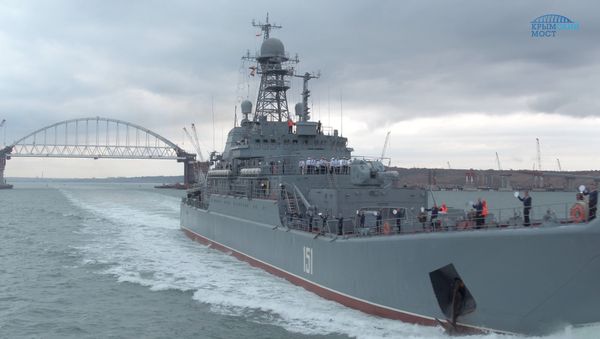 Большой десантный корабль Черноморского флота Азов впервые прошел под аркой моста через Керченский пролив