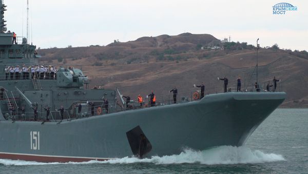 Большой десантный корабль Черноморского флота Азов впервые прошел под аркой моста через Керченский пролив