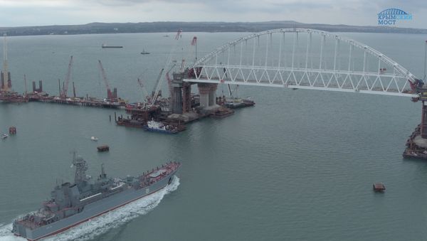 Большой десантный корабль Черноморского флота Азов впервые прошел под аркой моста через Керченский пролив