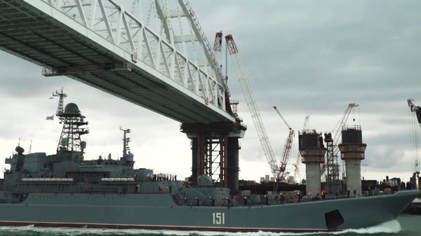 Корабль Азов впервые прошел под аркой Крымского моста
