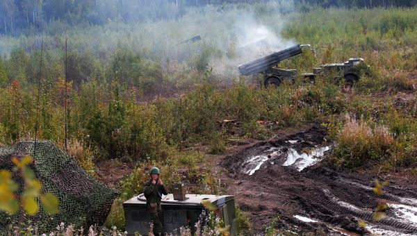 Тактические учения с боевой стрельбой артиллерийских частей и соединений Западного военного округа на Лужском военном полигоне в Ленинградской области
