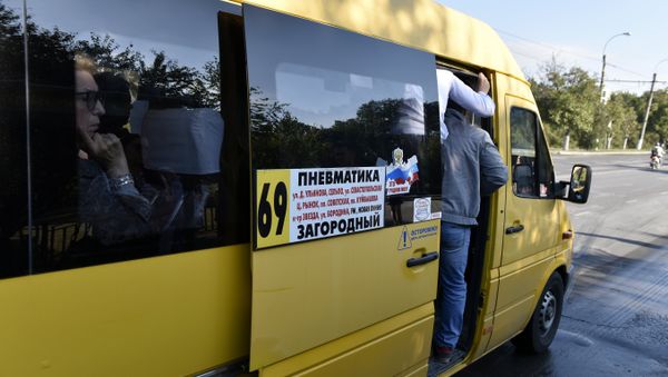 Люди в переполненной маршрутке в Симферополе