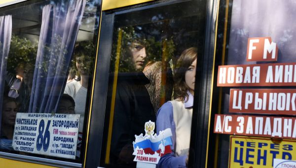 Люди в переполненном автобусе в Симферополе