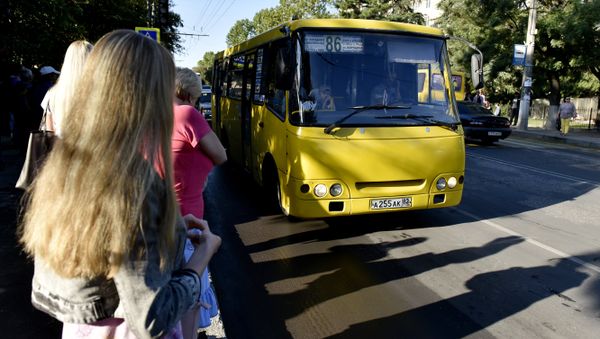 Люди на остановке общественного транспорта в Симферополе Люди на остановке общественного транспорта в Симферополе