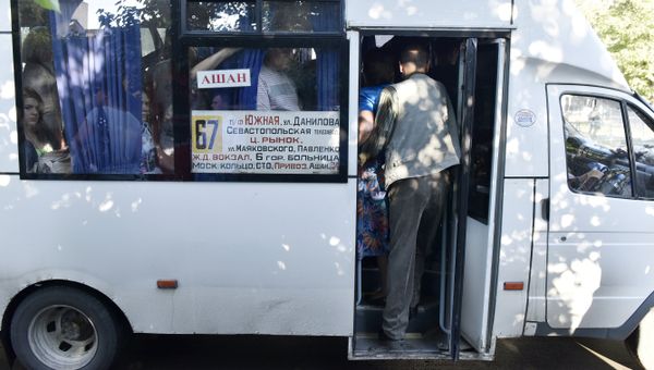 Люди в переполненной маршрутке в Симферополе