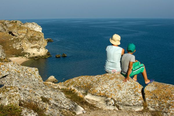 Отдыхающие на скалах Генеральских пляжей