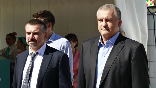 Глава Республики Крым Сергей Аксенов (справа) и председатель совета директоров ПАО Российский национальный коммерческий банк Михаил Якунин на открытии проекта Азбука профессий РНКБ в Симферополе