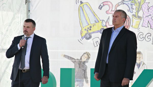 Глава Республики Крым Сергей Аксенов (справа) и председатель совета директоров ПАО Российский национальный коммерческий банк Михаил Якунин на открытии проекта Азбука профессий РНКБ в Симферополе