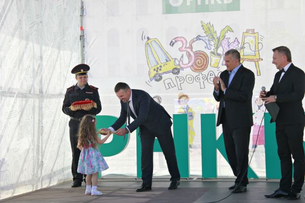 Глава Республики Крым Сергей Аксенов (второй справа) и председатель совета директоров ПАО Российский национальный коммерческий банк Михаил Якунин (слева) на открытии проекта Азбука профессий РНКБ в Симферополе 