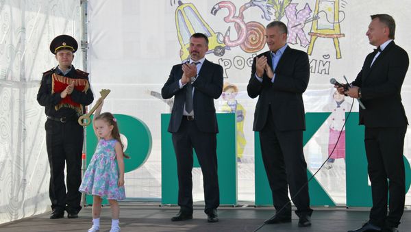 Глава Республики Крым Сергей Аксенов и председатель совета директоров ПАО Российский национальный коммерческий банк Михаил Якунин на открытии проекта Азбука профессий РНКБ в Симферополе