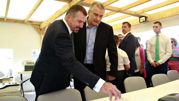 Глава Республики Крым Сергей Аксенов и председатель совета директоров ПАО Российский национальный коммерческий банк Михаил Якунин на открытии проекта Азбука профессий РНКБ в Симферополе