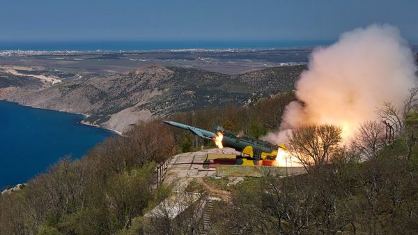 Пуск крылатой ракеты по морской мишени из берегового ракетного комплекса (БРК) Утес в ходе тактических учений ЧФ РФ в Крыму