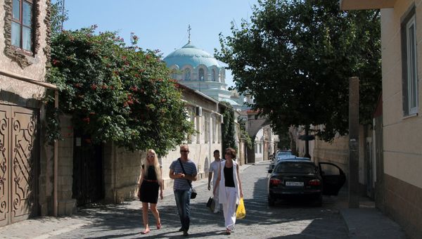 Люди на улице в Евпатории