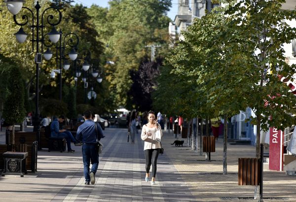 Люди в центре Симферополя Люди в центре Симферополя