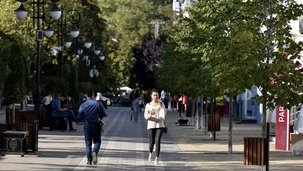 Люди в центре Симферополя Люди в центре Симферополя