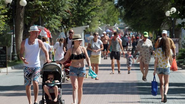 Отдыхающие на набережной Горького в Евпатории