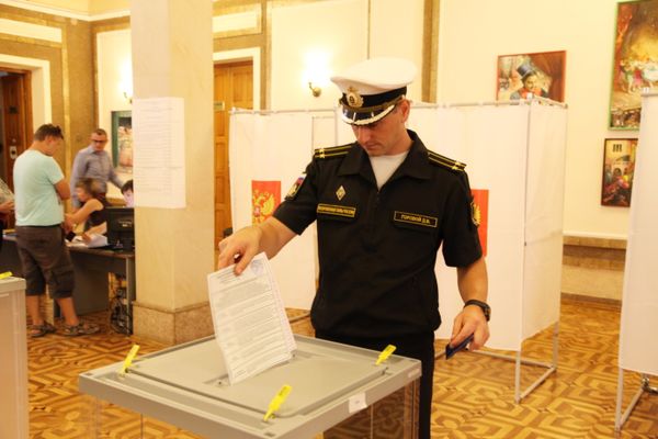 Жители Севастополя голосуют на выборах губернатора. 10 сентября 2017 года Жители Севастополя голосуют на выборах губернатора. 10 сентября 2017 года