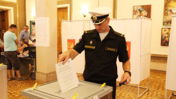 Жители Севастополя голосуют на выборах губернатора. 10 сентября 2017 года