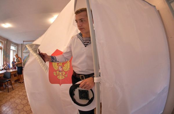 Курсант Нахимовского военно-морского училища в единый день голосования на избирательном участке в Севастополе Курсант Нахимовского военно-морского училища в единый день голосования на избирательном участке в Севастополе