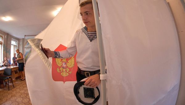 Курсант Нахимовского военно-морского училища в единый день голосования на избирательном участке в Севастополе