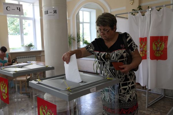 Жительница Севастополя голосуют на выборах губернатора. 10 сентября 2017 года Жительница Севастополя голосуют на выборах губернатора. 10 сентября 2017 года