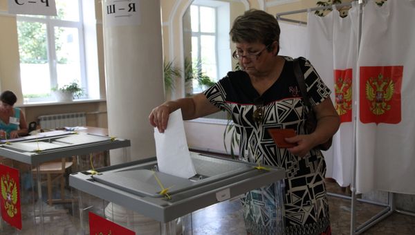 Жительница Севастополя голосуют на выборах губернатора. 10 сентября 2017 года