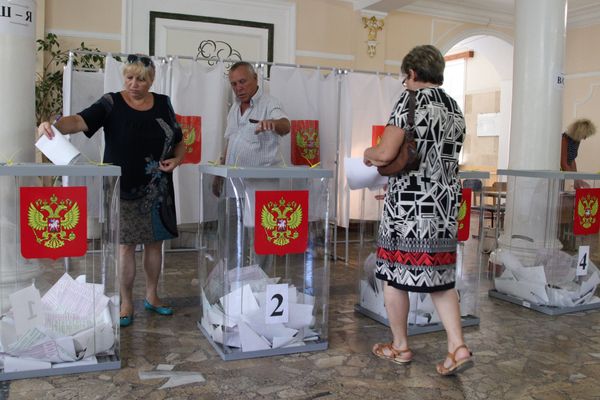 Жительница Севастополя голосуют на выборах губернатора. 10 сентября 2017 года Жительница Севастополя голосуют на выборах губернатора. 10 сентября 2017 года