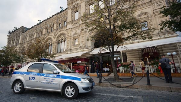 Полицейская автомашина у ГУМа в Москве после сообщения о минировании. 13 сентября 2017