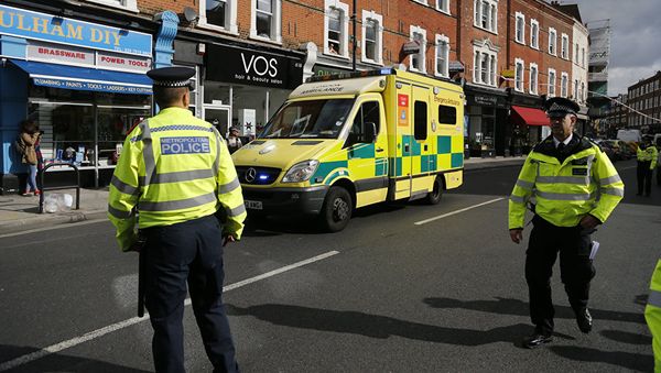 Сотрудники полиции у станции метро Parsons Green в Лондоне, где произошел теракт. 15 сентября 2017