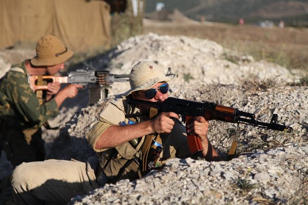 Реконструкторы - советские солдаты в боях Афганской войны на Крымском военно-историческом фестивале на Федюхиных высотах в Севастополе