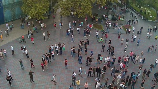 Митинг, на который собрались родители детей, отдыхавших в сгоревшем лагере Виктория в Одессе, на Думской площади. 16 сентября 2017