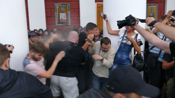 Силовики слезоточивым газом разогнали штурмовавших мэрию Одессы протестующих